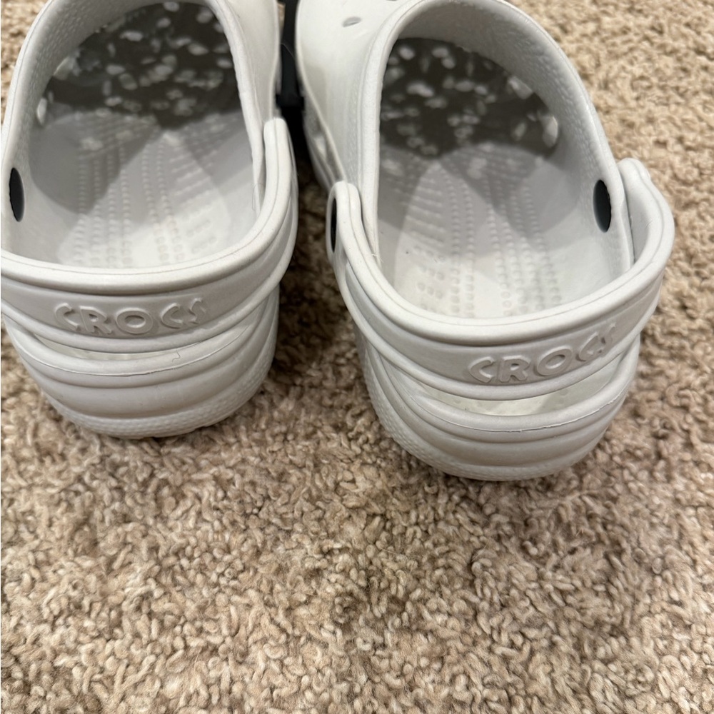 Women’s crocs new gray size 4/5 - Picture 2 of 4